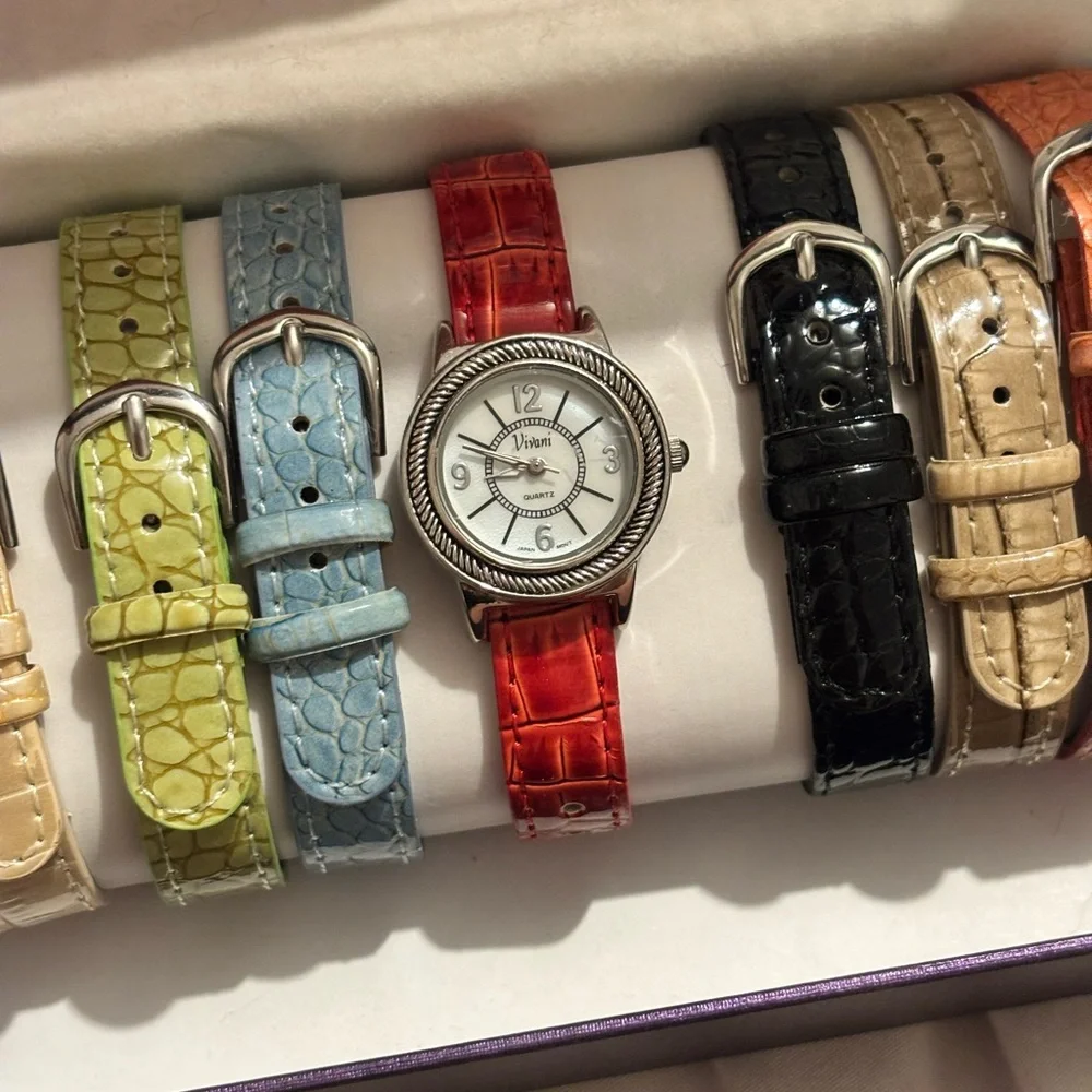 Interchangeable Croc-Textured Watch with 7 different straps